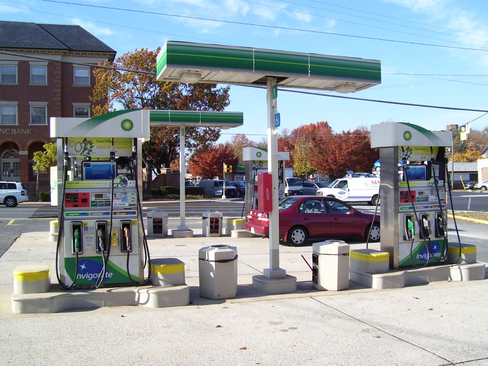 Maclean-BP-Pumps-1 View of the pumps at Mclean BP Service